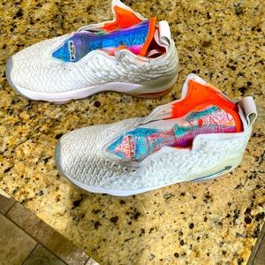 Boys Lebron 17